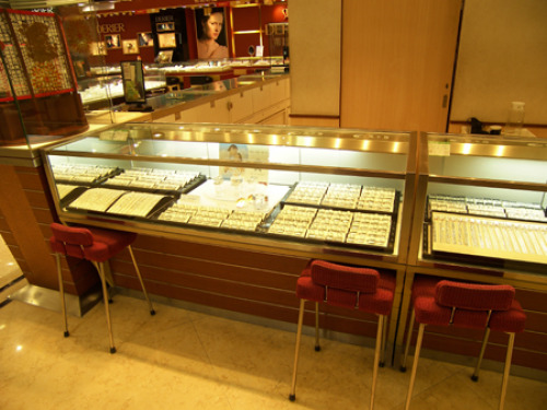 Gold and silver jewellery counters must be equipped with video surveillance