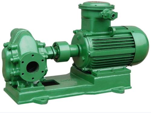 What is the trapped oil phenomenon of the gear pump