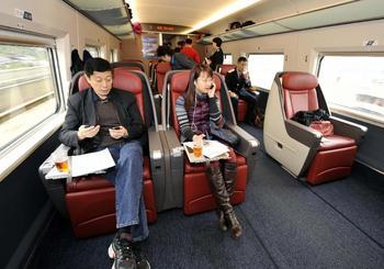 Beijing-Guangzhou high-speed rail strikes late passengers hunger and cold