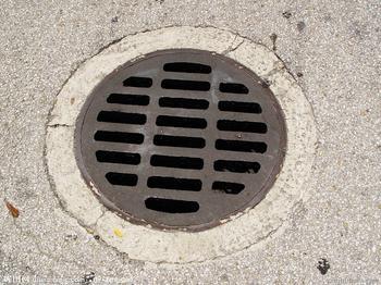 Why do many housekeepers cannot control a manhole cover?