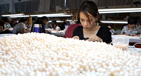 China's cheap pearls affect the global market