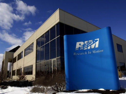 RIM recruits iOS developers or develops apps for Apple