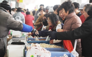 Ten thousand tons of main and auxiliary foods were put on the holiday market