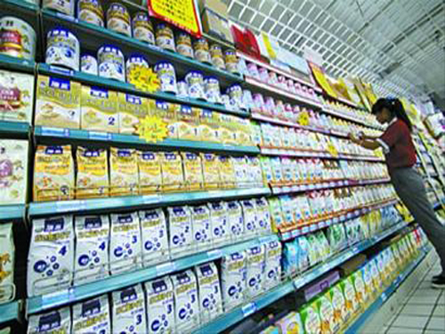 European milk powder huddles on the beach in China