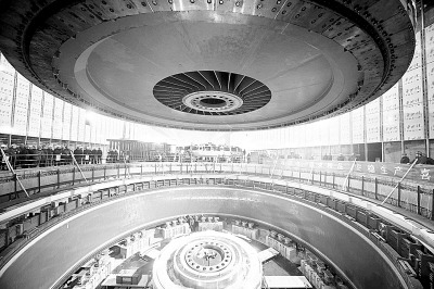 The second unit rotor of the Three Gorges Underground Power Station is hoisted into place