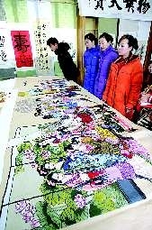 Old calligraphy and painting photographs debut Two huge cross stitch attract attention