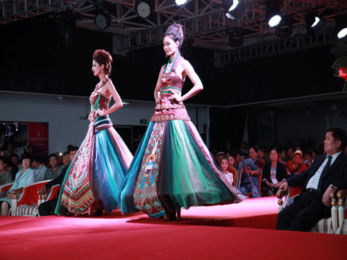 Urumqi Creates Capital of Central Asian Clothing