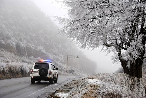 Guizhou's "highest road" frozen traffic police help out