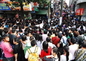 The beginning of the summer transport peak passenger flow on the 6th arrival