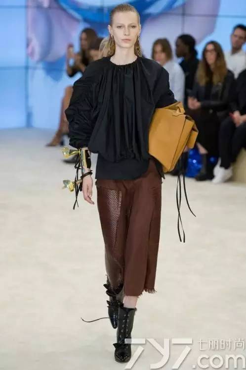 Spring Fashion Trend of 2017 “Flowers†​​brings fairy air to fashion circles (Figure 3) 2017春装æµè¡Œè¶‹åŠ¿ “飘带â€è‡ªå¸¦ä»™æ°”å¸å·æ—¶å°šåœˆ(图3)