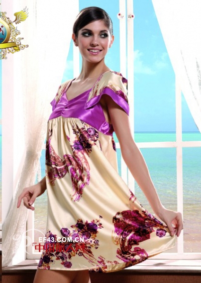 Small Women Home Service Highlights the Dazzling Intellectual Fashion Beauty (Figure)