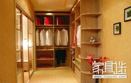 Advantages of solid wood wardrobe doors and paint craft.jpg