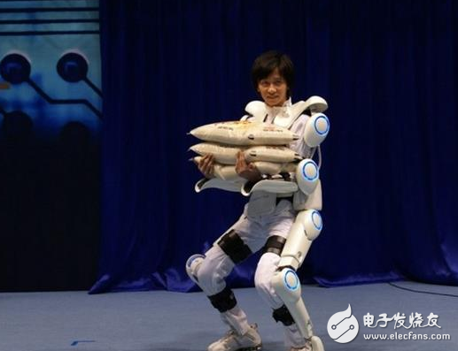 Jingdong logistics personnel wear exposed exoskeleton robot exposure, industrial exoskeleton welcomes spring