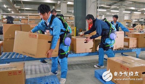 Jingdong logistics personnel wear exposed exoskeleton robot exposure, industrial exoskeleton welcomes spring