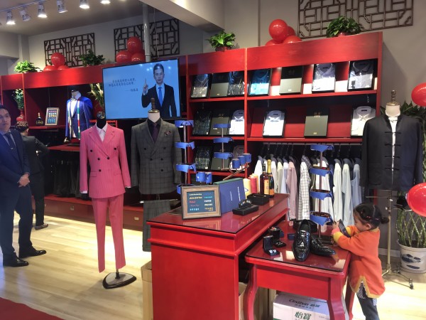 ç”·äººåŽ»å“ªä¹°è¡£æœå¥½ï¼Ÿç¥è´ºè£åœ£æ¹–åŒ—åå °åº—ç››å¤§å¼€ä¸š