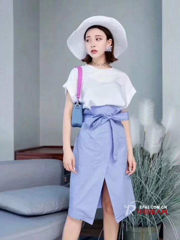 è“è‰²è·Ÿä»€ä¹ˆé¢œè‰²æ­é…å¥½çœ‹ å¤å¤©è“è‰²è¡£æœé…ä»€ä¹ˆé¢œè‰²