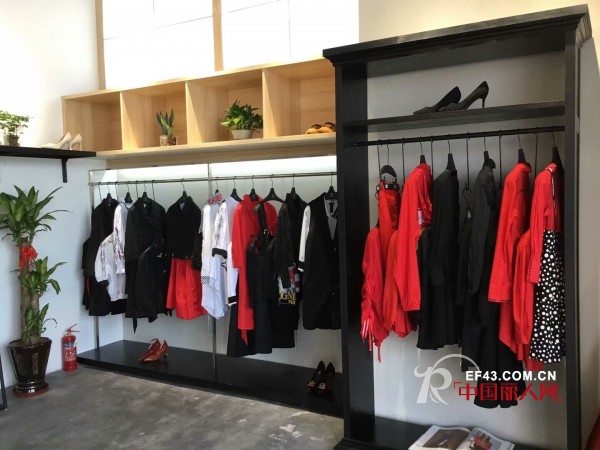 çƒ­çƒˆç¥è´ºæ¬§å¨…é“‚æ½®ç‰Œå¥³è£…ç¦å·žåº—ç››å¤§å¼€ä¸š