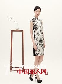 è·Ÿè¥¿æ¹–åˆå½±çš„æ—¶å€™æ€Žä¹ˆç©¿ ç©¿ä»¶æ——è¢åšä¸ªå®‰é™çš„ç¾Žå°‘å¥³
