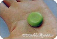 1. Green paper clay (soft clay) is round and flat.