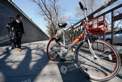 P48-4 was on a north-south long street where it was forbidden to park a shared bicycle. The reporter found a vehicle parked illegally. The reporter of China Economic Weekly immediately reported to the platform, but an hour later, through the App, the illegal bicycle was still not cleared.