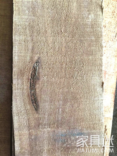 Check the surface of the wood for dead knots, insect eyes _b_1