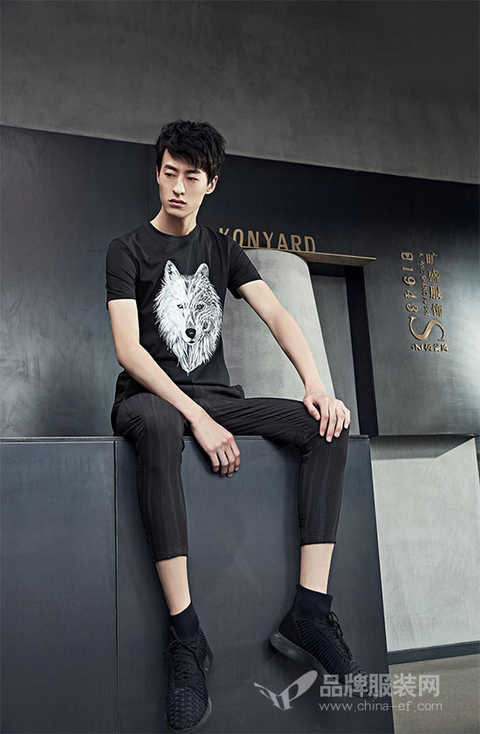"1943S" fashion trend T-shirt is a good time for men to show off their bodies