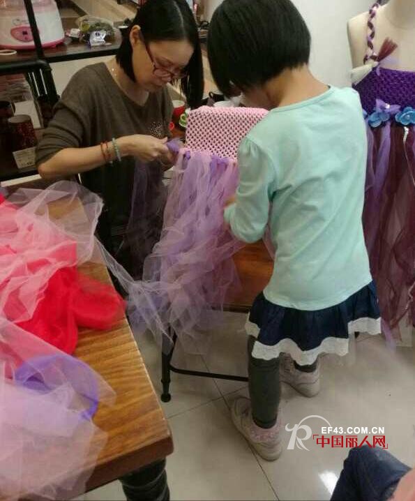 ç«¥ç•”å…¬ä¸»ç¤¼æœæºæ‰‹å¹¿å·žåˆ›æ„å›­ ä¸¾åŠžç¾Žä¸½å…¬ä¸»ç¤¼æœDIYäº²å­ç­