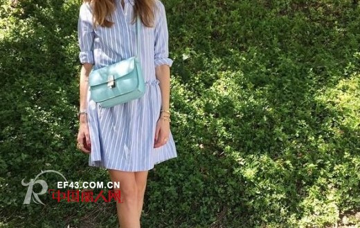 This summer's must-have: blue bags with a timeless charm