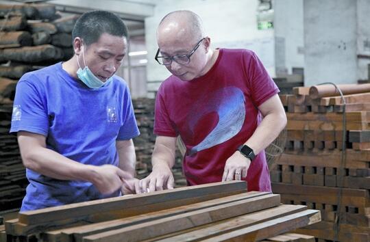 Master Wood Master Xiao Guangwei (right) 木作大师è§å¹¿é“Ž(å³)