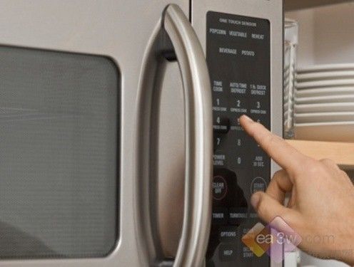 Be careful of radiation leaks! How to clean the microwave oven safely