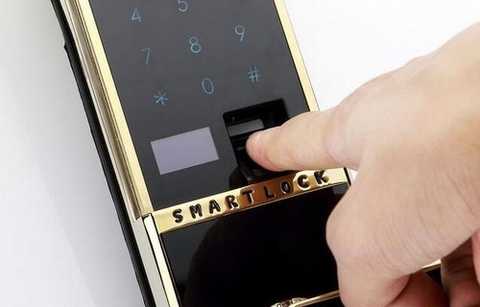 Renovation does not change the door lock? Security door with ordinary lock or fingerprint password lock