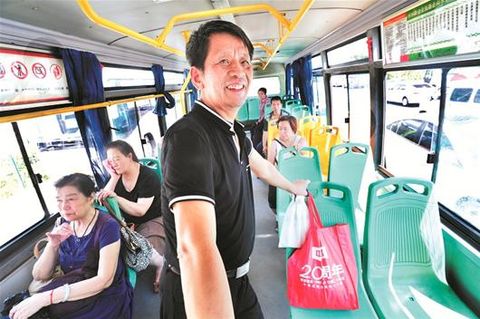 Chutian City News The picture shows: passengers on the sunny side of the bus do not dare to sit