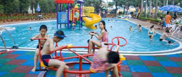 Is there a good combination of children's slides in that place?
