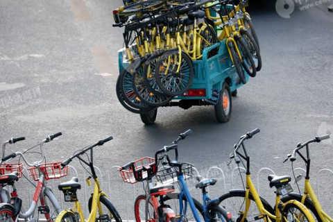 Near the p49-2 bus station, near the Wangwangfen East, the offline operation and maintenance personnel of theo will clean up the illegally parked bicycles.