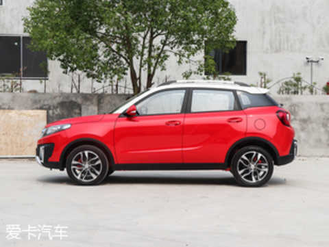 The overall shape of the X35 is similar to that of the Changhe Q35. It is full of fashion and shows a unique atmosphere through tough lines. The upper and lower trapezoidal grille presents the visual effect of â€œXâ€ and is full of design.