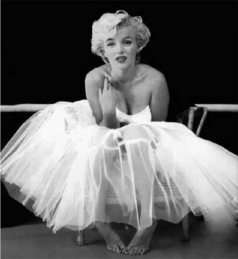 Depending on the 2018S/S, I will wear a tulle to decorate my delicate life.