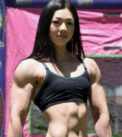 Korea King Kong Barbie teaches you to practice full deltoid muscles and be a professional fitness enthusiast.