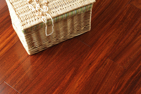 The paving of solid wood flooring masters the seven elements