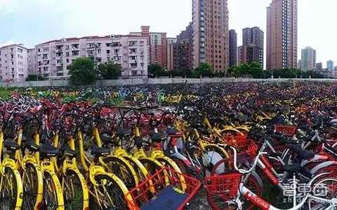 Shanghai, a bicycle piled up in the â€œland kingâ€ of Hongxing Road
