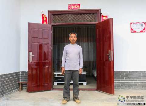 In 2017, Luohuanyan Village moved through the ex situ poverty alleviation. 40 households and 126 people moved out of the poor nest, lived in a new house, and embarked on the road to get rich. Zhang Jianming, 65, is one of them. The picture shows Zhang Jianming in front of his new house (photo taken on May 7th, photo source: tuku.qianlong.com). Qianlong Net reporter