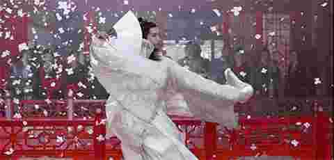 Not to mention the strange setting of playing the male master suddenly dancing, who wants to see two men wearing red autumn pants!