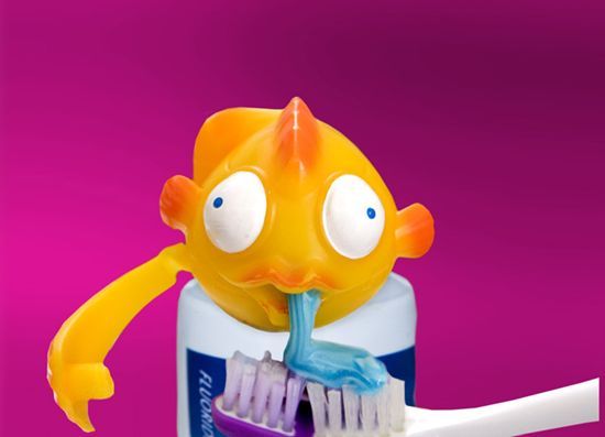 Tired of the traditional way of squeezing toothpaste, you can try the similar way in the picture below, just put a cute animal head on the head of the toothpaste, and the paste flows from the mouth of the small animal to the toothbrush.