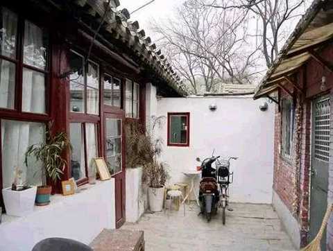 At first, Qingshan Zhou Ping could not understand the men who were naked in the hutong, but he later understood that for those living in the hutong, the whole area was designated as their relatively private space, and they were able to Living constrainedly, "I believe in the hutong, they will naturally wear clothes."