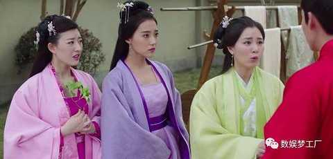 This drama has indeed made a lot of effort in the style of clothing. Look at the costumes of the surrounding group, there are all kinds of simple and simple, the color accessories are not repeated.