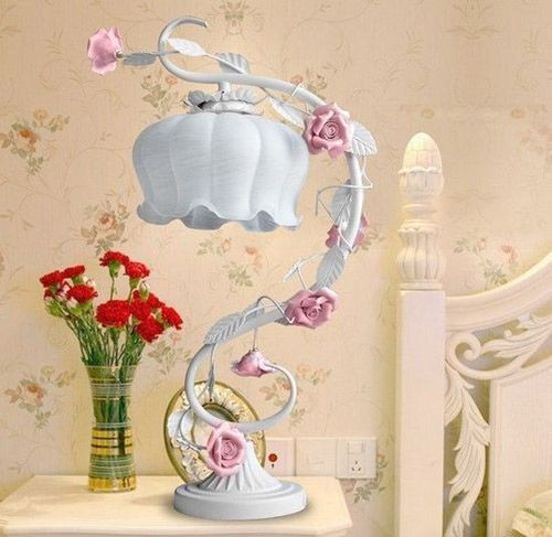 This table lamp is bright and white polished, the surface is smooth and easy to clean, elegant curves, white body, pink rose flower, the drift of this table lamp display