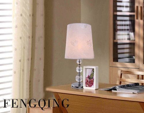 This rose-patterned lampshade looks very low-key and elegant. The crystal decoration of the lamp body is more luxurious. It is very suitable for living room, bedroom, study and other spaces. It looks inconspicuous, but it is very sensational. Women will definitely love this, not publicity and contain