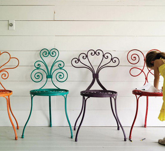 British designer David Le Versha was inspired by the traditional iron fence fence and designed these beautiful chairs. The shape of the backrest is very elegant, like flowers blooming. The price is $248.