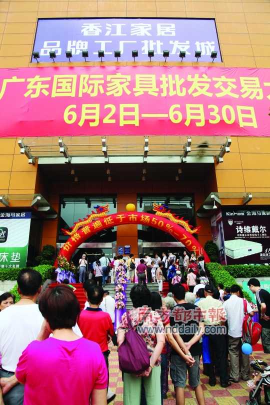 In the Guangzhou exhibition area, the long queue of citizens waited for the opening of the wholesale conference. Photo courtesy