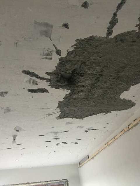 On September 10, Ms. Shi, a citizen of Harbin, told the China Real Estate News reporter that when she bought the house in July, she found that the concrete sign of the roof slab was not up to standard, loose and cracked, and severely fell off when drilling. Fix the anchor and worry about the danger of the floor falling down.