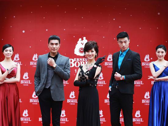 Zhao Yazhi and model show along the wave of retro series watch